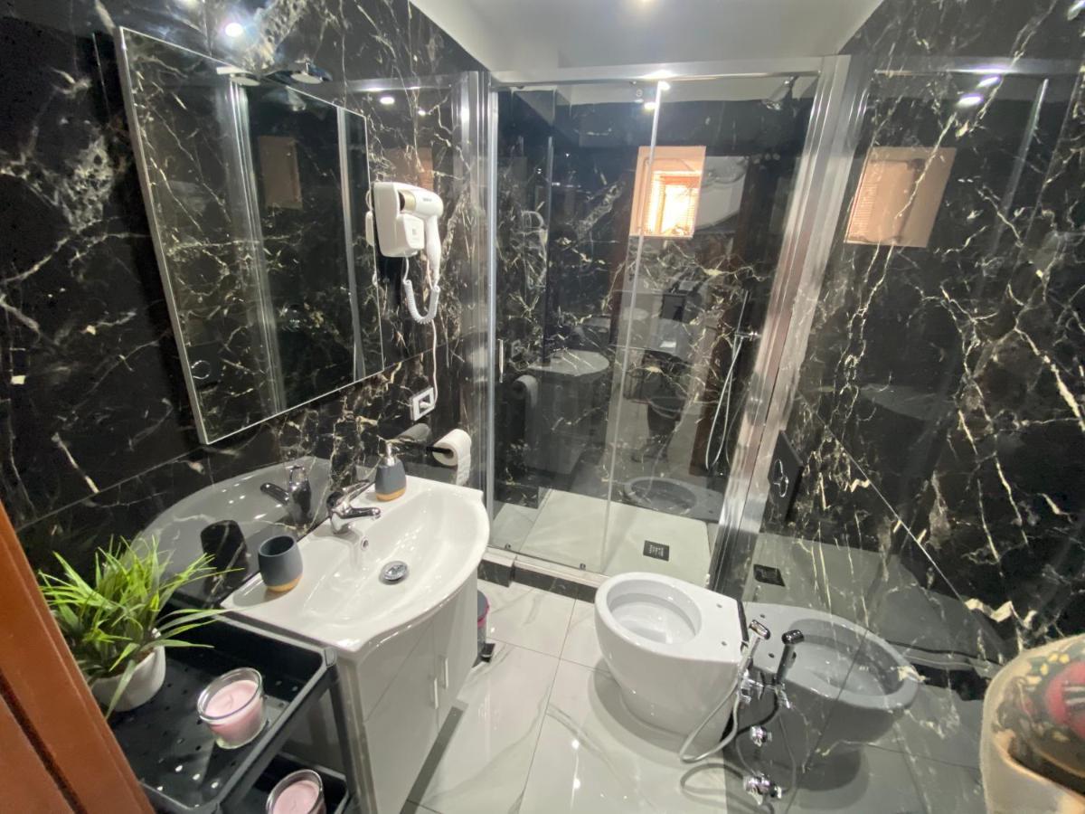 B&B Partenope Napoli Bagian luar foto